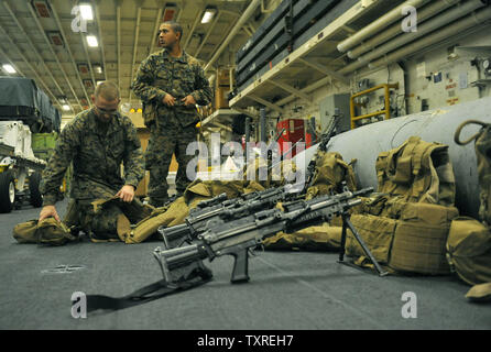 Marines mit dem 22 Marine Expeditionary Unit (MEU) bereiten sich in einer Sicherheit Dill auf dem Bügel Deck der USS Bataan auszubilden, in Rout nach Haiti, 16. Januar 2010. Die USS Bataan ist der Transport der 22 MEU nach Haiti in den USA Hilfsmaßnahmen nach dem Erdbeben der Stärke 7.0, die das Land verwüsten unterstützen. UPI/Kevin Dietsch... Stockfoto