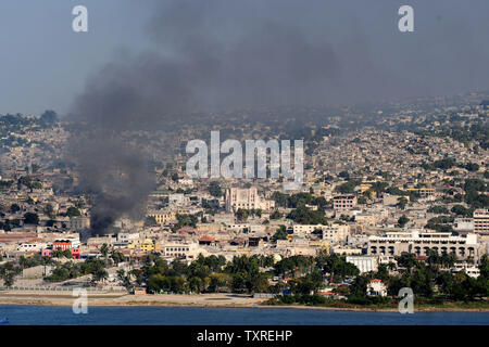 Rauch Faltenbalg noch von den Bereichen in der Innenstadt von Port-au-Prince, von einem Marine Hubschrauber CH-53e bei einem Assessment Mission, 18. Januar 2010 gesehen. Das US-Militär hat begonnen Betrieb United Reaktion und beginnt mit der Bereitstellung von Hilfe für Haiti nach einem Erdbeben der Stärke 7.0, das Land heimgesucht. UPI/Kevin Dietsch Stockfoto