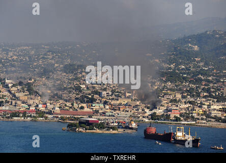 Rauch Faltenbalg noch von den Bereichen in der Innenstadt von Port-au-Prince, von einem Marine Hubschrauber CH-53e bei einem Assessment Mission, 18. Januar 2010 gesehen. Das US-Militär hat begonnen Betrieb United Reaktion und beginnt mit der Bereitstellung von Hilfe für Haiti nach einem Erdbeben der Stärke 7.0, das Land heimgesucht. UPI/Kevin Dietsch Stockfoto