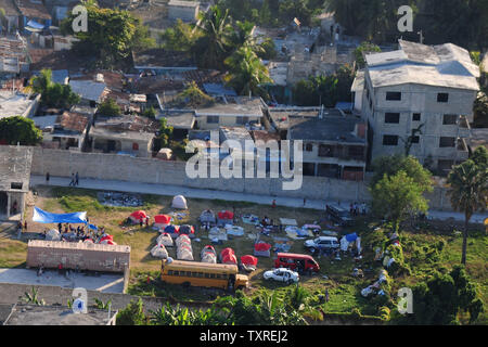 Die Innenstadt von Port-au-Prince ist von einem Marine Hubschrauber CH-53e bei einem Assessment Mission, 18. Januar 2010 gesehen. Das US-Militär hat begonnen Betrieb United Reaktion und beginnt mit der Bereitstellung von Hilfe für Haiti nach einem Erdbeben der Stärke 7.0, das Land heimgesucht. UPI/Kevin Dietsch Stockfoto