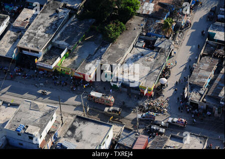 Die Innenstadt von Port-au-Prince ist von einem Marine Hubschrauber CH-53e bei einem Assessment Mission, 18. Januar 2010 gesehen. Das US-Militär hat begonnen Betrieb United Reaktion und beginnt mit der Bereitstellung von Hilfe für Haiti nach einem Erdbeben der Stärke 7.0, das Land heimgesucht. UPI/Kevin Dietsch Stockfoto