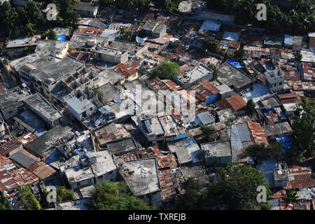 Die Innenstadt von Port-au-Prince ist von einem Marine Hubschrauber CH-53e bei einem Assessment Mission, 18. Januar 2010 gesehen. Das US-Militär hat begonnen Betrieb United Reaktion und beginnt mit der Bereitstellung von Hilfe für Haiti bald nach einem Erdbeben der Stärke 7.0, das Land heimgesucht. UPI/Kevin Dietsch.. Stockfoto