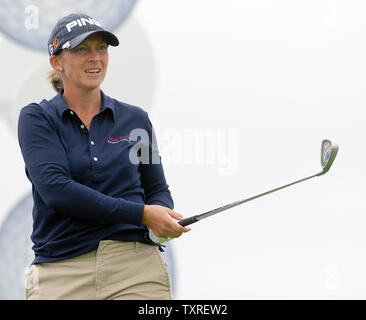 Amerikanische Angela Stanford Uhren als ihrem T-Stück Schuß landet in der Nähe des Pin an der Gleichheit - 17 Loch in der dritten Runde der Samsung Weltmeisterschaft bei Half Moon Bay Golf Links in Half Moon Bay, Kalifornien am 4. Oktober 2008. Stanford schoß eine kombinierte 5 - Gleichheit für die drei Tage des Spiels und steht man schoß hinter Führer Paula Creamer in die Endrunde, die morgen gehen. (UPI Foto/Christine Kauen) Stockfoto