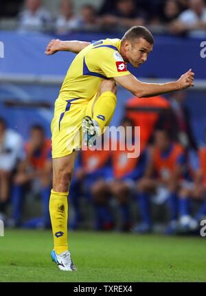 Der Ukraine Andriy Shevchenko kickt den Ball gegen die Ukraine bei der FIFA Fußball-WM auf der AOL-Arena in Hamburg, Deutschland, am 30. Juni 2006. Italien besiegte die Ukraine 3-0. (UPI Foto/Christian Brunskill) Stockfoto