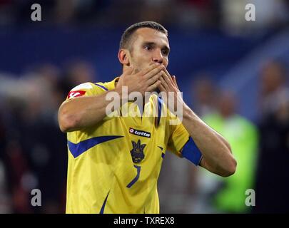 Der Ukraine Andriy Shevchenko bläst Küsse an die Italienischen Fans in "FIFA Fußball-WM auf der AOL-Arena in Hamburg, Deutschland, am 30. Juni 2006. Italien besiegte die Ukraine 3-0. (UPI Foto/Christian Brunskill) Stockfoto