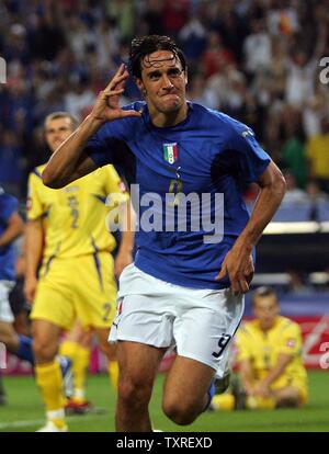 Italiens Toni Lucca feiert während der FIFA Fußball-WM auf der AOL-Arena in Hamburg, Deutschland, am 30. Juni 2006. Italien besiegte die Ukraine 3-0. (UPI Foto/Christian Brunskill) Stockfoto