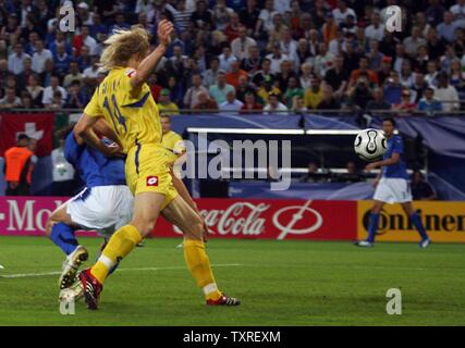 Italiens Luca Toni Kerben das zweite Ziel gegen die Ukraine während der FIFA Fußball-WM auf der AOL-Arena in Hamburg, Deutschland, am 30. Juni 2006. Italien besiegte die Ukraine 3-0. (UPI Foto/Christian Brunskill) Stockfoto