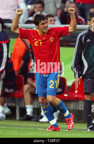 Der Spanier David Villa feiert zählen die öffnung Ziel während der Knock-out-Gruppenspiel der FIFA WM in Hannover, Deutschland am 27. Juni 2006. Frankreich besiegte Spanien 3-1. (UPI Foto/Christian Brunskill) Stockfoto