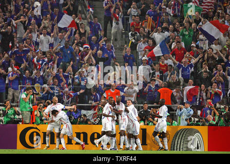 Frankreichs Zinedine Zidane feiert mit seinen Teamkollegen nach dem Scoring Das dritte Ziel während der Fußball-WM Aktion in Hannover, Deutschland am 27. Juni 2006. Frankreich besiegte Spanien 3-1. (UPI Foto/Christian Brunskill) Stockfoto