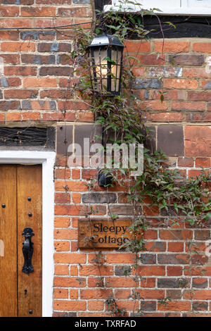 Zeitraum Red Brick Cottage in Turville Dorf in den Chilterns. Buckinghamshire, England Stockfoto