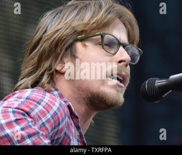 Lukas Nelson und Verheißung des Echten führt auf der Farm Aid Konzert 2012 im Hersheypark Stadium in Hershey, Pennsylvania am 22. September 2012. UPI/Archie Tischler Stockfoto