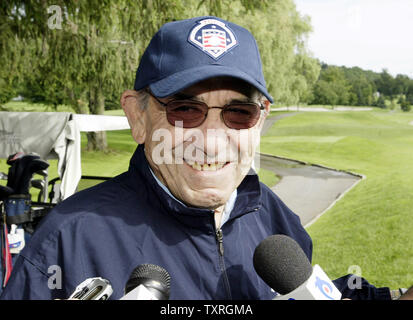 Baseball Hall of Famer Yogi Berra spricht mit Reportern am Lederstrumpf Golfplatz auf Induktion Wochenende in Cooperstown, New York am 24. Juli 2004. (UPI Foto/Rechnung Greenblatt) Stockfoto