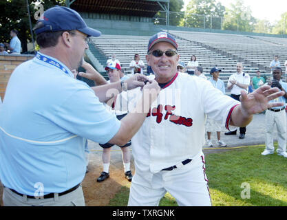 Ehemalige New York Mets Catcher und Baseball Hall of Famer Gary Carter clowns um, als er mit einem Mikrofon vor dem "Drehen Sie zwei mit Ozzie ausgerüstet ist, 'Geldbeschaffer bei Doubleday Feld in Cooperstown, New York am 29. Juli 2005. Carter, zusammen mit ehemaligen Kansas City Royals George Brett und ehemalige St. Louis Cardinals shortstop Ozzie Smith, Team mit regelmäßigen Baseball Fans Geld für die National Baseball Hall of Fame Pädagogische Abteilung zu heben. In diesem Jahr ehemalige Chicago Cubs Ryan Sandberg und ehemalige Boston Red Sox Wade Boggs im Baseball Heiligtum als die Klasse von 2005 am 31. Juli eingesetzt wird, 2005 Stockfoto