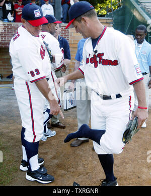 Ehemalige Kansas City Royals und Baseball Hall of Famer George Brett (R) zeigt seine neuen Socken zum ehemaligen New York Mets Catcher und Gefährte Hall of Famer Gary Carter vor dem "Drehen Sie zwei mit Ozzie, 'Geldbeschaffer bei Doubleday Feld in Cooperstown, New York am 29. Juli 2005. Carter und Brett zusammen mit ehemaligen St. Louis Cardinals shortstop Ozzie Smith, Team mit regelmäßigen Baseball Fans Geld für die National Baseball Hall of Fame Pädagogische Abteilung zu heben. In diesem Jahr ehemalige Chicago Cubs Ryan Sandberg und ehemalige Boston Red Sox Wade Boggs im Baseball Schrein als Klasse von 2005 auf Juli eingesetzt wird Stockfoto