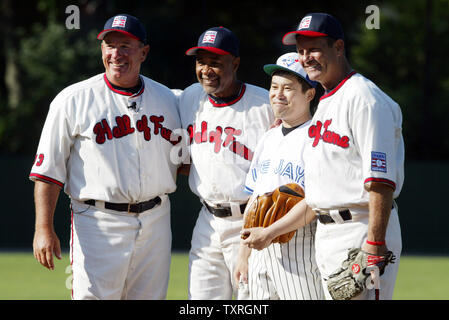 Ehemalige New York Mets Catcher und Baseball Hall of Famer Gary Carter (L) verbindet andere Hall of Famers ehemalige St. Louis Cardinals Ozzie Smith und ehemalige Kansas City Royals George Brett für ein Foto mit masanao Saijo von Kanagawa, Japan während der "Drehen Sie zwei mit Ozzie, 'Geldbeschaffer bei Doubleday Feld in Cooperstown, New York am 29. Juli 2005. In diesem Jahr ehemalige Chicago Cubs Ryan Sandberg und ehemalige Boston Red Sox Wade Boggs im Baseball Heiligtum als die Klasse von 2005 am 31. Juli 2005 eingesetzt wird. (UPI Foto/Rechnung Greenblatt) Stockfoto