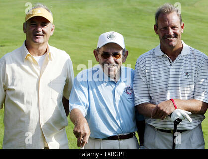 Komiker Bill Murray (L) nimmt ein Gruppenfoto mit Freunden Baseball Hall of Famers George Brett (R) und Yogi Berra während der jährlichen Golfturnier am Lederstrumpf Golfplatz in Cooperstown, New York am 30. Juli 2005. In diesem Jahr ehemalige Chicago Cubs Ryne Sandberg und Boggs im Baseball Heiligtum als die Klasse von 2005 am 31. Juli 2005 eingesetzt wird. (UPI Foto/Rechnung Greenblatt) Stockfoto