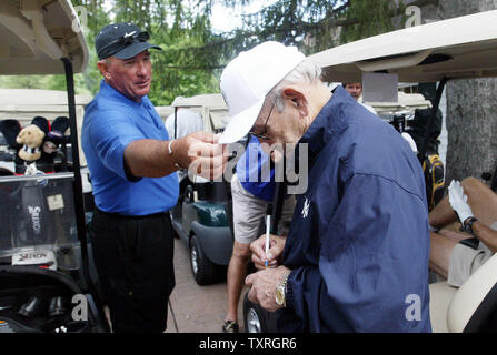 Baseball Hall of Famer Gary Carter (L) passt die Kappe des Gefährten Baseball großer Yogi Berra vor der jährlichen Golfturnier am Lederstrumpf Golfplatz in Cooperstown, New York am 30. Juli 2005. In diesem Jahr ehemalige Chicago Cub Ryne Sandberg und ehemalige Boston Red Sox Wade Boggs im Baseball Heiligtum als die Klasse von 2005 am 31. Juli 2005 eingesetzt wird. (UPI Foto/Rechnung Greenblatt) Stockfoto