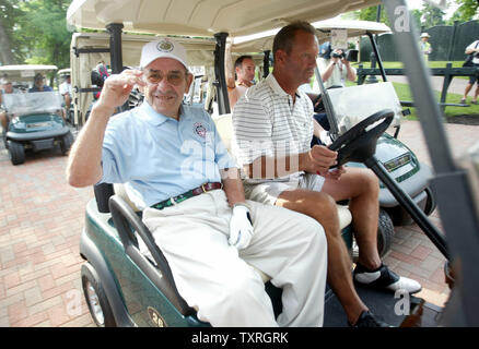 Mit anderen Baseball Hall of Famer George Brett am Rad, Yogi Berra Wellen goodby, wie sie für die erste Bohrung während des jährlichen Golfturnier am Lederstrumpf Golfplatz in Cooperstown, New York am 30. Juli 2005 in Kraft. (UPI Foto/Rechnung Greenblatt) Stockfoto