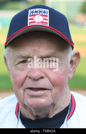 Ehemaligen Baltimore Orioles Manager und Mitglied der National Baseball Hall of Fame Earl Weaver, spricht mit Reportern, während 'Play Ball mit Ozzie, bei Doubleday Feld in Cooperstown, New York am 27. Juli 2007. Baseball Fans shortstop und zweiten Base zu spielen, wirft aus Hall of Famer Ozzie Smith und einige andere Mitglieder. (UPI Foto/Rechnung Greenblatt) Stockfoto