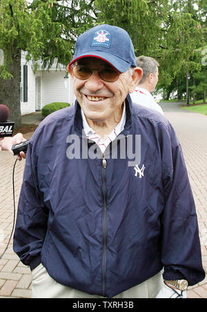 National Baseball Hall of Fame Mitglied Yogi Berra Wanderungen zu den ersten Bohrung T-Stück, wie er sich darauf vorbereitet, am Lederstrumpf Golfplatz in Cooperstown, New York zu spielen, vom 28. Juli 2007. Ripken und Tony Gwynn wird in der Halle am 29. Juli eingesetzt werden. (UPI Foto/Rechnung Greenblatt) Stockfoto