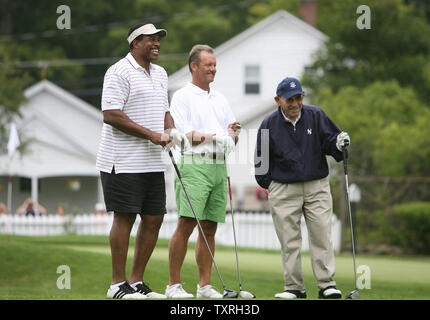 National Baseball Hall of Fame Mitglieder (L und R) Dave Winfield, George Brett und Yogi Berra, teilen sich ein Lachen während der Wiedergabe der ersten Bohrung am Lederstrumpf Golfplatz auf Induktion Wochenende in Cooperstown, New York vom 28. Juli 2007. (UPI Foto/Rechnung Greenblatt) Stockfoto