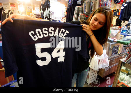 Jennifer Sinnott, eine Verkäuferin im 7. Inning Stretch Store zeigt eine neue Gans Gossage-T-Shirt in Cooperstown, New York am 25. Juli 2008. Gossage in die National Baseball Hall of Fame am 27. Juli 2008 eingesetzt. (UPI Foto/Rechnung Greenblatt) Stockfoto