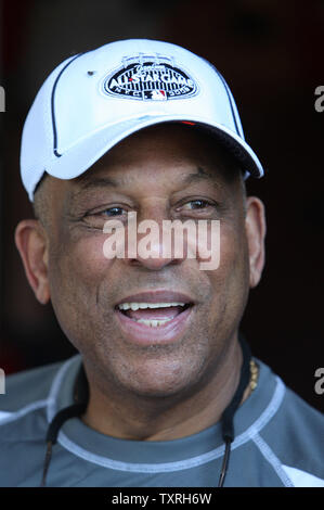 National Baseball Hall of Fame Mitglied Orlando Cepeda spricht mit Fans, als er Autogramme auf der Main Street in Cooperstown, New York am 25. Juli 2008. (UPI Foto/Rechnung Greenblatt) Stockfoto