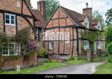 Zeitraum Cottages in Turville Dorf in den Chilterns. Buckinghamshire, England. Stockfoto