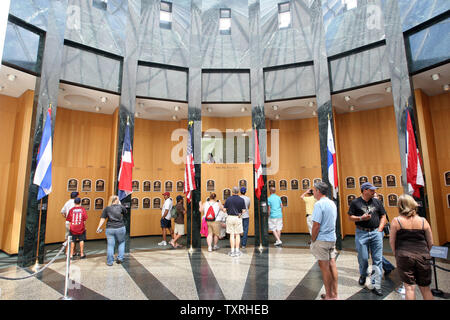 Besucher anzeigen placques in der Grand Hall des National Baseball Hall of Fame und Museum in Cooperstown, New York am 22. Juli 2010. Manager Whitey Herzog, Schiedsrichter Doug Harvey und Montreal Expos und Chicago Cubs Andre Dawson wird in der Halle am 22. Juli 2010 eingesetzt. UPI/Rechnung Greenblatt Stockfoto