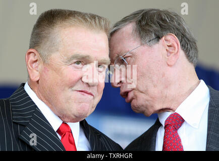 Major League Baseball Kommissar Allan H. "Bud" Selig (R) wispers zu Whitey Herzog bei National Baseball Hall of Fame induction Zeremonien in Cooperstown, New York am 25. Juli 2010. UPI/Rechnung Greenblatt Stockfoto