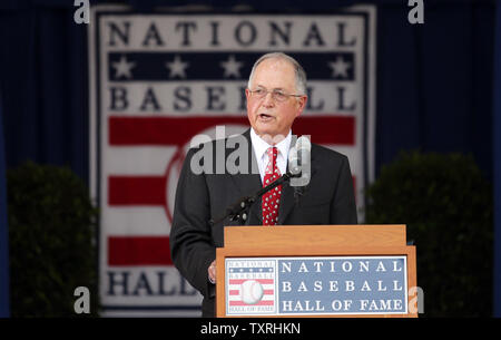 Neu gewählte Mitglied der National Baseball Hall of Fame Pat Gillick, liefert seinen Erläuterungen während der Induktion Zeremonien in Cooperstown, New York am 24. Juli 2011. UPI/Rechnung Greenblatt Stockfoto