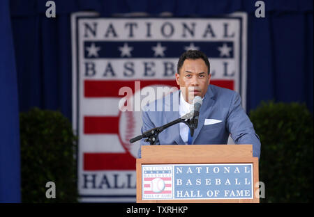 Neu gewählte Mitglied der National Baseball Hall of Fame Roberto Alomar liefert seine Äußerungen während der Induktion Zeremonien in Cooperstown, New York am 24. Juli 2011. UPI/Rechnung Greenblatt Stockfoto