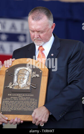 Neu gewählte Mitglied der National Baseball Hall of Fame Bert Blyleven, sieht seinen placque während der Induktion Zeremonien in Cooperstown, New York am 24. Juli 2011. UPI/Rechnung Greenblatt Stockfoto