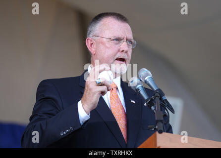 Neu gewählte Mitglied der National Baseball Hall of Fame Bert Blyleven, hält einen Baseball, wie er spricht über die Kurve Kugel er warf, während der Induktion Zeremonien in Cooperstown, New York am 24. Juli 2011. UPI/Rechnung Greenblatt Stockfoto