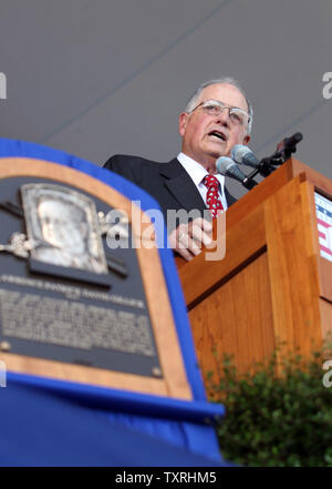 Neu gewählte Mitglied der National Baseball Hall of Fame Pat Gillick liefert seine Äußerungen während der Induktion Zeremonien in Cooperstown, New York am 24. Juli 2011. UPI/Rechnung Greenblatt Stockfoto