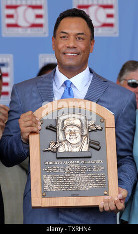 Neu gewählte Mitglied der National Baseball Hall of Fame Roberto Alomar hält seinen neuen placque während der Induktion Zeremonien in Cooperstown, New York am 24. Juli 2011. UPI/Rechnung Greenblatt Stockfoto