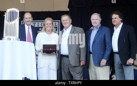 Jane Forbes Clark, Vorsitzender des Verwaltungsrates des National Baseball Hall of Fame und Museum, posiert für ein Foto mit St. Louis Cardinals Vorsitzender Bill DeWitt Jr. (L) und ehemaligen Kardinäle Manager (R, L) Tony La Russa, Rot Schoendienst und Whitey Herzog nach einer Zeremonie zu Ehren drei Dekaden zu Kardinälen Baseball in Cooperstown, New York am 21. Juli 2012. UPI/Rechnung Greenblatt Stockfoto