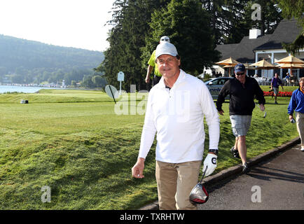 Ehemalige St. Louis Cardinals Manager Tony La Russa verlässt die sechste Bohrung T-Stück Kasten während Golf an der Lederstrumpf Golfplatz in Cooperstown, New York spielen am 26. Juli 2014. Eingezogene, Atlanta Braves Pitcher Greg Maddux und Tom Glavin zusammen mit Frank White Sox ist Thomas wird mit Manager Tony La Russa, Joe Torre und Bobby Cox in die National Baseball Hall of Fame am 27. Juli 2014 eingesetzt. UPI/Rechnung Greenblatt Stockfoto