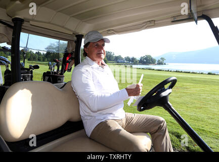 Ehemalige St. Louis Cardinals Manager Tony La Russa verlässt die sechste Bohrung T-Stück Kasten während Golf an der Lederstrumpf Golfplatz in Cooperstown, New York spielen am 26. Juli 2014. Eingezogene, Atlanta Braves Pitcher Greg Maddux und Tom Glavin zusammen mit Frank White Sox ist Thomas wird mit Manager Tony La Russa, Joe Torre und Bobby Cox in die National Baseball Hall of Fame am 27. Juli 2014 eingesetzt. UPI/Rechnung Greenblatt Stockfoto