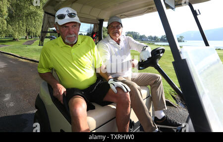 Ehemalige Detroit Tiger Manager Jim Leyland (L) und ehemaligen St. Louis Cardinals Manager Tony La Russa verlassen die sechste Bohrung T-Stück Kasten während Golf an der Lederstrumpf Golfplatz in Cooperstown, New York spielen am 26. Juli 2014. Eingezogene, Atlanta Braves Pitcher Greg Maddux und Tom Glavin zusammen mit Frank White Sox ist Thomas wird mit Manager Tony La Russa, Joe Torre und Bobby Cox in die National Baseball Hall of Fame am 27. Juli 2014 eingesetzt. UPI/Rechnung Greenblatt Stockfoto