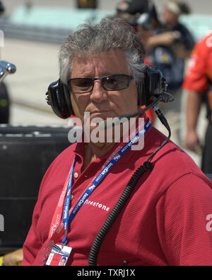 Der ehemalige Rennfahrer, Mario Andretti, ist an Hand am Homestead Miami Speedway am 25. März 2006 von seinem Enkel (Marco Andretti) Leistung während des Training vor dem Qualifying Event an der Toyota Indy 300 zu überwachen. (UPI Foto/Marino-Cantrell) Stockfoto