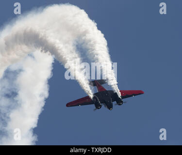 AerobatMatt Younkin führt eine invertierte Manöver in einem Twin Beech 18 im Homestead Air Show in Homestead, Florida am 4. November 2012.. UPI/Joe Marino-Bill Cantrell Stockfoto