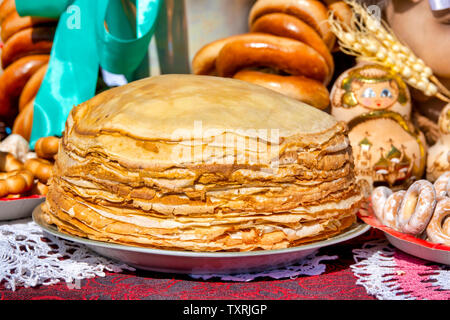 Traditionelle Pfannkuchen bei der Feier der Maslenitsa in Chișinău, Moldau serviert. Stockfoto