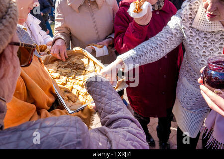 Traditionelle Pfannkuchen bei der Feier der Maslenitsa in Chișinău, Moldau serviert. Stockfoto