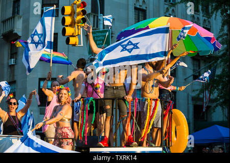 NEW YORK CITY - 25 Juni, 2017: Teilnehmer wave Israelische Flaggen auf einen Schwimmer in die jährliche Gay Pride Parade, wie es durch Greenwich Village. Stockfoto