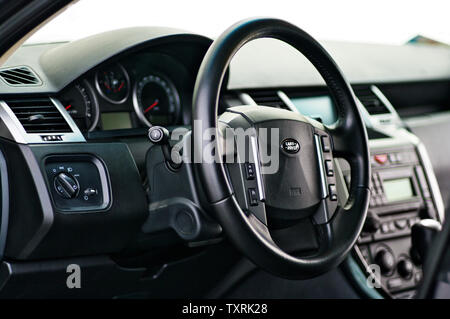 Grodno, Weißrussland, Dezember 2012: Land Rover Range Rover Sport 5.0L V8-Kompressormotors. Moderner Luxus prestige Innenraum Armaturenbrett Tachometer tachomete Stockfoto