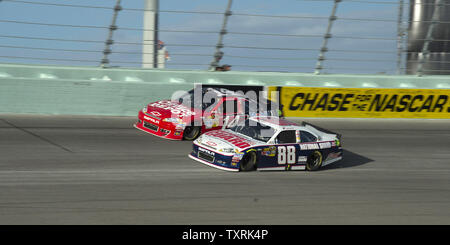 NASCAR Sprint Cup Meisterschaft Ford EcoBoost 400 racer Carl Edwards, Fahrer des Autos #99 Fastenal Ford rennen Nacken Hals mit Tony Stewart im Auto #14 zu, der Office Depot Chevrolet auf dem Homestead-Miami Speedway in Homestead, Florida am 18. November 2012.. UPI/Joe Marino-Bill Cantrell Stockfoto