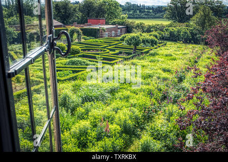 Zimmer mit Blick auf Garten mit Box Hedging, Mallory Court Hotel, Bishops Tachbrook, Leamington Spa, Warwickshire, Großbritannien Stockfoto