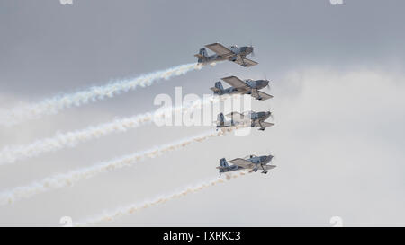 Weston-super-Mare, Großbritannien. 22. Juni, 2019. Team Raven Air Display beschleunigt durch die Luft an der Weston Air Festival 2019, Weston-super-Mare. Quelle: Lee Hudson Stockfoto