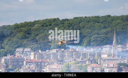 Weston-super-Mare, Großbritannien. 22. Juni, 2019. Große Krieg Display Team mit seiner Sopwith Dreidecker fliegen in Weston-super-Mare an der Küste bauten. Propeller sind verschwommen bei der Drehzahl und der Rauch ist Gießen vom Flugzeug an der Weston Air Festival 2019, Weston-super-Mare. Quelle: Lee Hudson Stockfoto